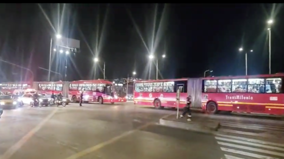 Protestas por cierre de la estación Sena de TransMilenio: hay bloqueos Protestas por cierre de la estación Sena de TransMilenio: hay bloqueos