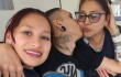 Javier Acosta en el hospital acompañado de su mamá y su hermana