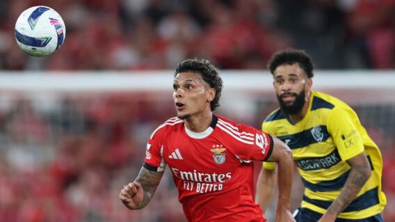 Richard Ríos (izq.) en acción de juego con Benfica frente al Gil Vicente. 