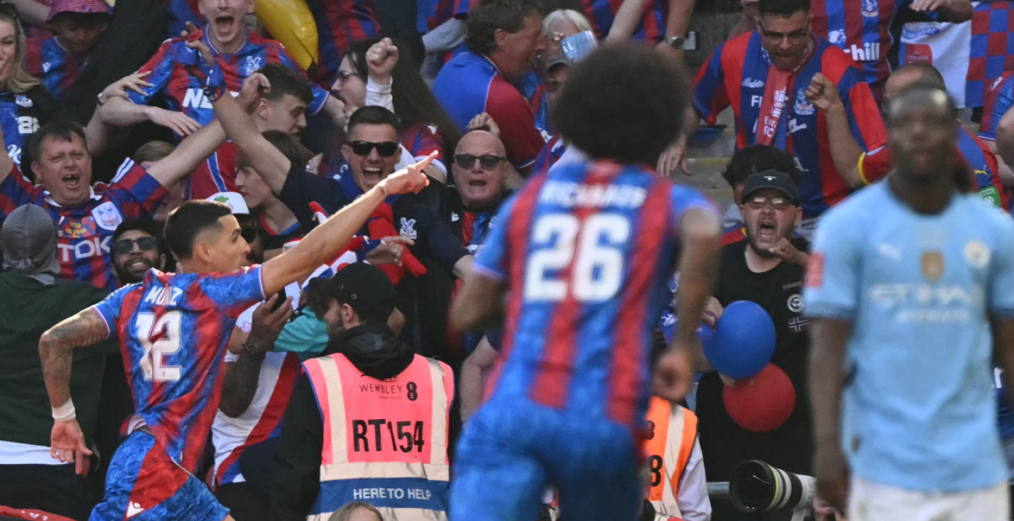 Daniel Muñoz, campeón en la FA Cup, con el Crystal Palace.