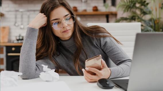 Mujer estresada con compra en internet