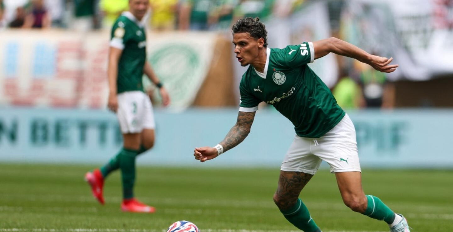 Richard Ríos en acción de juego con Palmeiras frente a Botafogo en el Mundial de Clubes. 