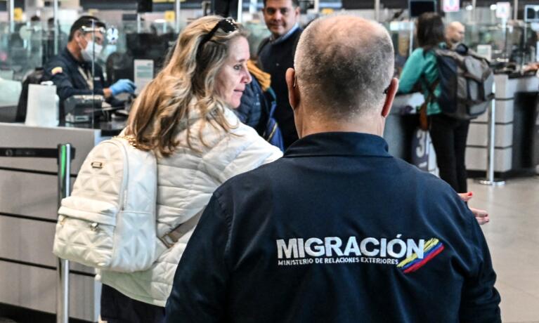 Funcionario de Migración Colombia en el aeropuerto Internacional El Dorado Funcionario de Migración Colombia en el aeropuerto Internacional El Dorado