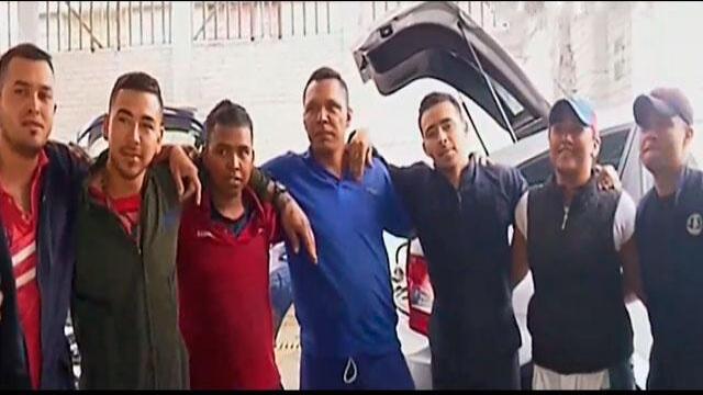 Así pasará Año Nuevo familia de ingenieros venezolanos que ahora sobrevive lavando carros en Bogotá