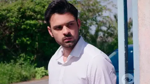 Emre espía a Hicran mientras que ella está con Burak.