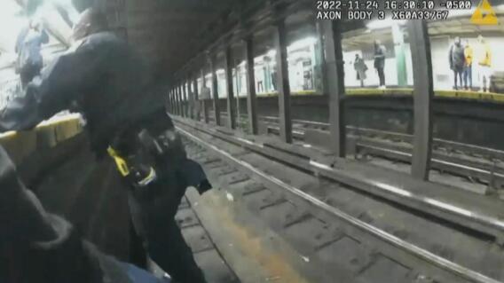 rescate en las vías del metro rescate en las vías del metro