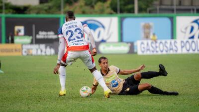 Acción de juego entre Águilas Doradas y Alianza FC por la fecha 14 de la Liga BetPlay I-2026.