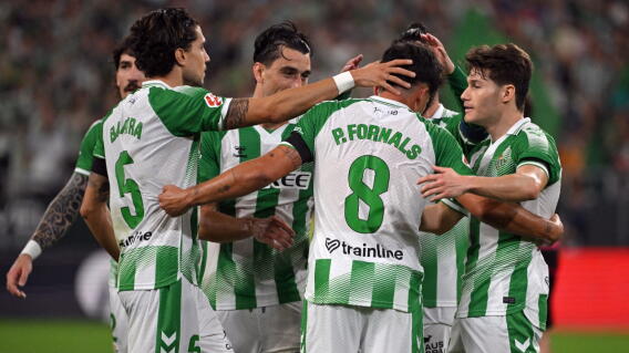Jugadores del Betis y un festejo de gol contra Málaga por la Liga de España. 