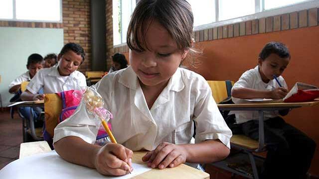 Clases en colegios públicos irían hasta finales del mes de diciembre, asegura mineducación