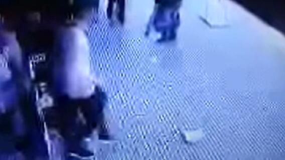 Joven encontró bolsa llena de dinero y la devolvió a su dueño Joven encontró bolsa llena de dinero y la devolvió a su dueño
