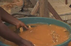 “Conseguir el bocado de comida”, la razón por la que en Zaragoza buscaban oro en una calle en obra