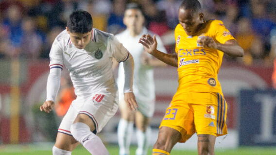 338905_chivas_tigres_130620_afpe_.jpg