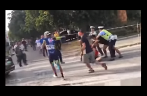 295190_BLU Radio. Ciclista agrede brutalmente a miembros de otro equipo // Foto: Captura de YouTube