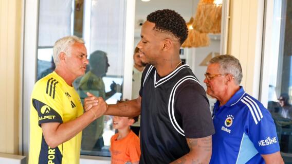 Jhon Durán junto a José Mourinho, su entrenador en Fenerbahçe.