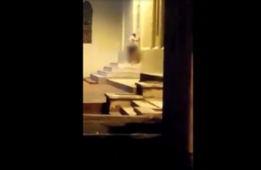 323824_Blu Radio/ Pareja teniendo sexo oral en la puerta de una iglesia. Foto: Tomada de video