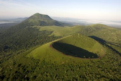 Puy de Dome, volcán en Francia. Puy de Dome, volcán en Francia.