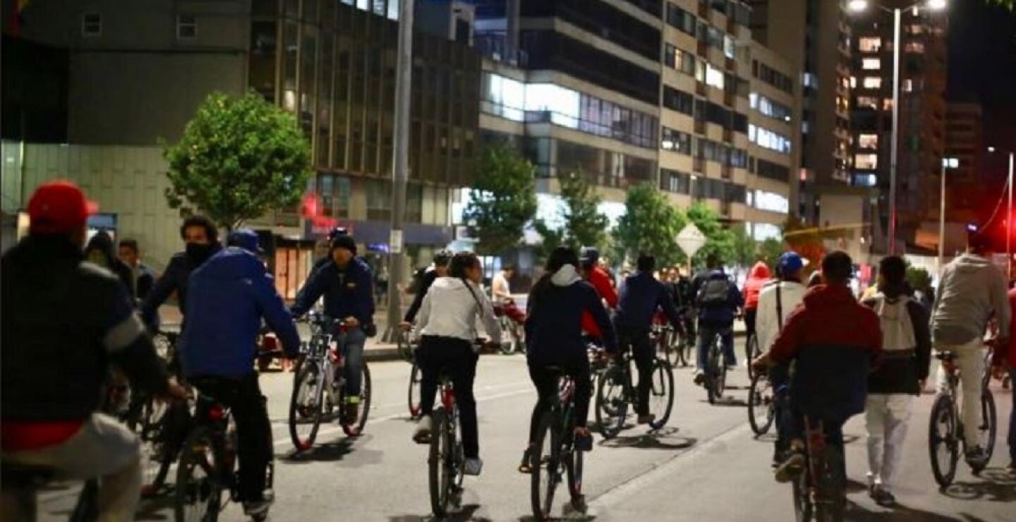 340640_BLU Radio // Ciclovía nocturna en Bogotá // Foto: Twitter @IDRD