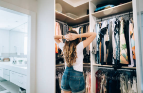 Ropa de mujer en closet