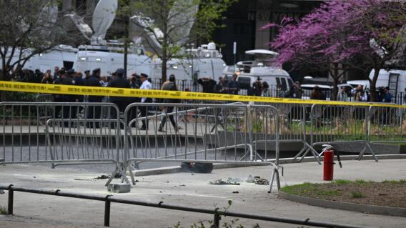 Se dejan extintores (R) en el parque frente al Tribunal Penal de Manhattan en la ciudad de Nueva York después de que, según informes, un hombre se prendió fuego durante el juicio del presidente estadounidense Donald Trump