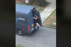  Momento en el que una mujer sale de la parte trasera de una camioneta de entregas de la compañía estadounidense Amazon. 