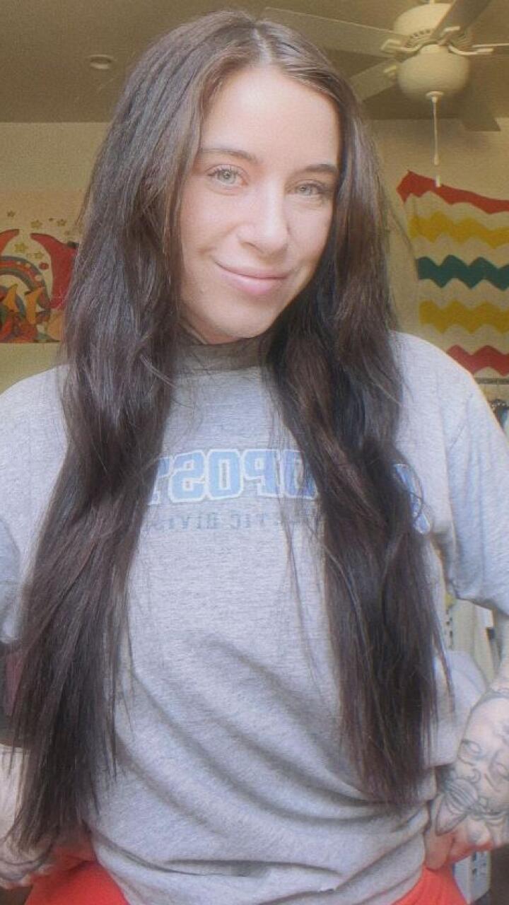 Mujer dice ganar cientos de dólares gracias a que vende sus eructos en una bolsa: “Mis clientes están extasiados”