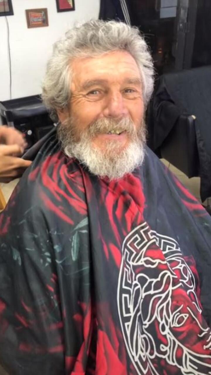 El gran gesto de un hombre con habitante de calle que estaba buscando comida en la basura