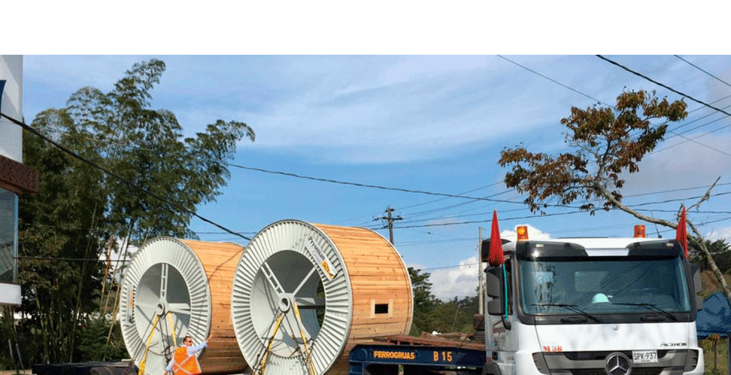 Cada una de las cuatro camabajas transportaron dos carretes de cables, que suman 24 toneladas.