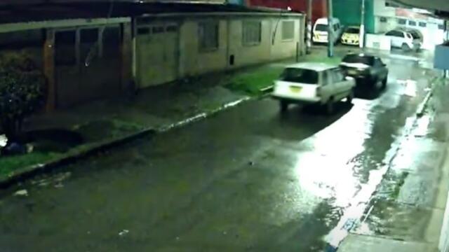 Robaron carro amarrándolo a otro en Puente Aranda Robaron carro amarrándolo a otro en Puente Aranda
