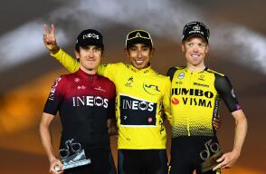 339802_BLU Radio. Egan Bernal en el podio del Tour de Francia // Foto: AFP