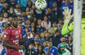 William Cuesta en duelo con el Deportes Tolima, por Liga.