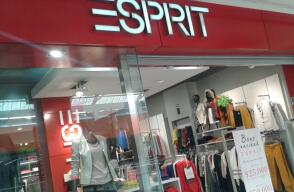 Tienda de ropa Esprit del local ubicado en Salitre Plaza en Bogotá.