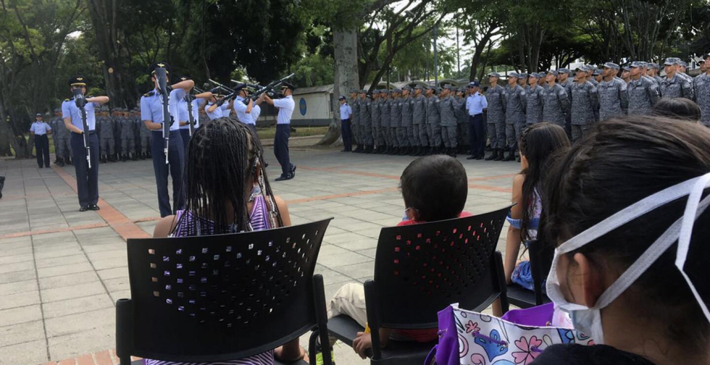 279478_Niños con cáncer visitaron la base aérea de Cali. Foto: la Escuela Militar de Aviación "Marco Fidel Suárez”.