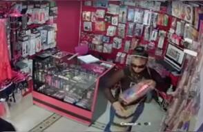 291933_Blu Radio / Con un arma de juguete mujer evitó robo en un sex shop de Tuluá, Valle / Foto: Tomada del video.