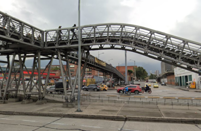Mujer cae al vacío desde puente de TransMilenio