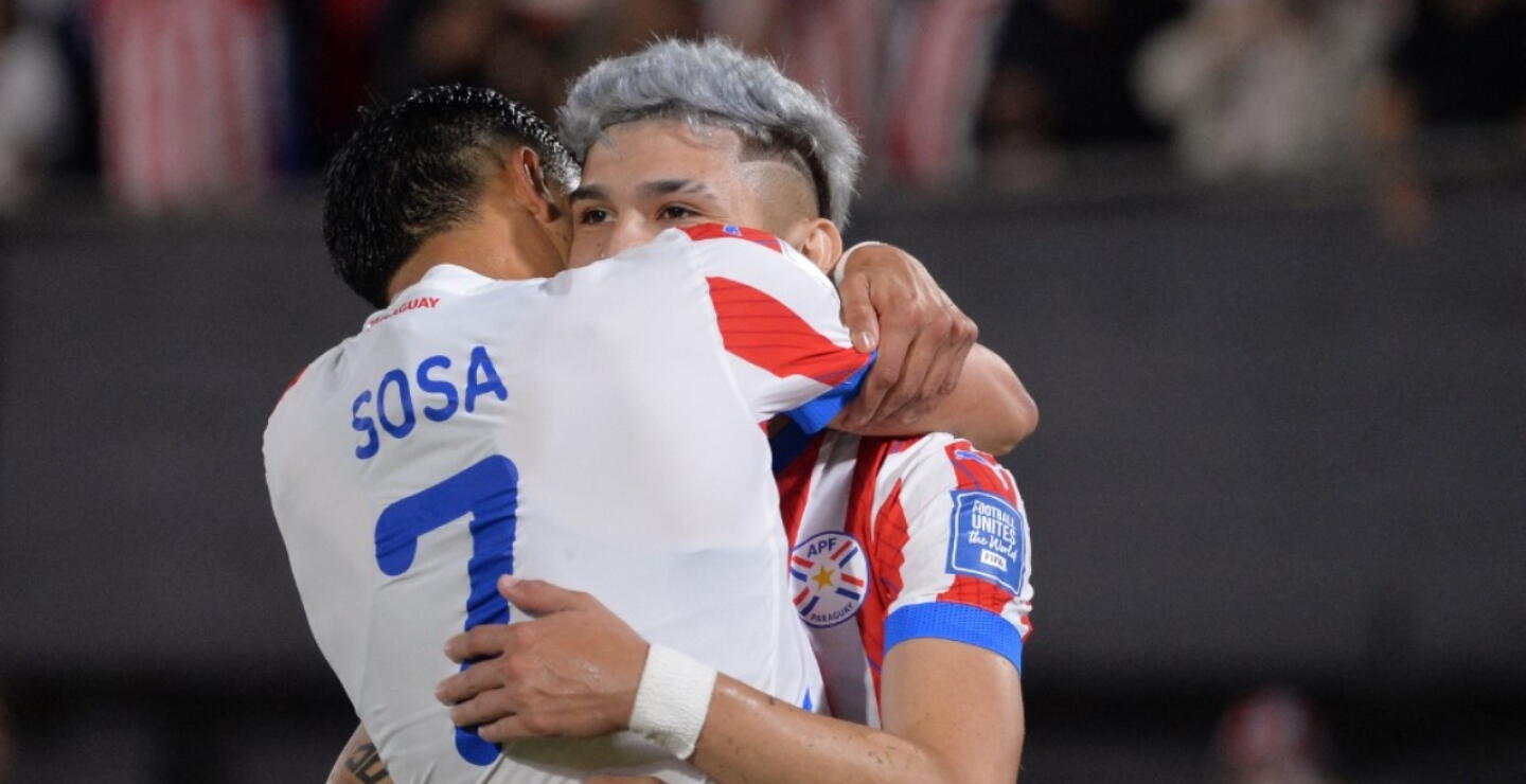Jugadores de Paraguay  y un festejo de gol contra Uruguay por la fecha 15 de Eliminatorias. 
