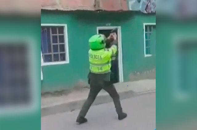 Policía que iba tras ladrones terminó disparando contra una casa sin importarle que hubiera niños
