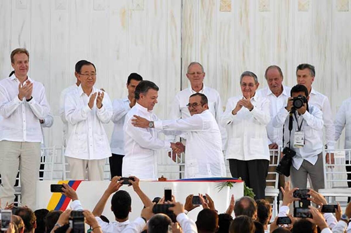 mano-firma-paz_0_0.jpg
