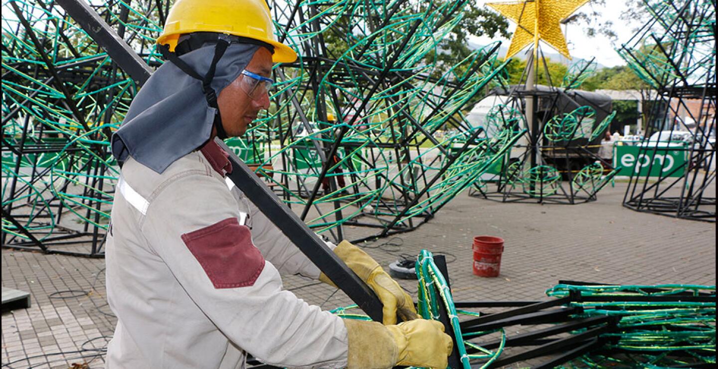 Montaje del Alumbrado Navideño de Medellín y los 14 municipios ganadores del concurso “Encendamos la Alegría” avanza de acuerdo con el cronograma y alcanza ya el 80%.