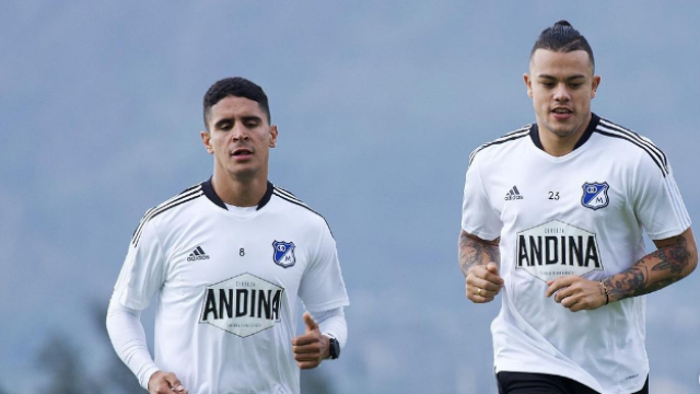 Daniel Cataño (izq.) fue agredido por un hincha en el Murillo Toro.