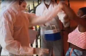 372508_Influencers haciendo broma sobre coronavirus a una mujer. Foto: Cortesía