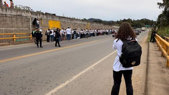 Protesta afuera de finca de Uribe