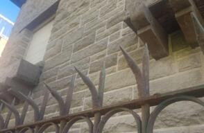 Tras liberar al hombre de la reja, uno de los vecinos decidió contactar con las autoridades 