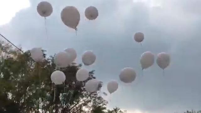Camino al cielo: elevan 19 globos blancos por los 21 niños muertos en escuela de México