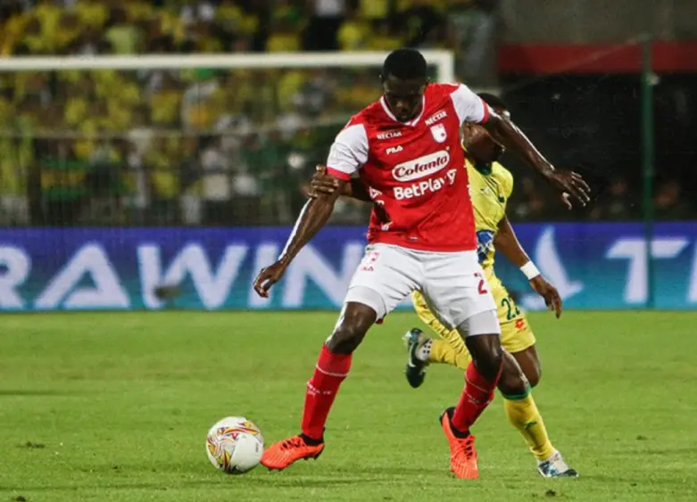 Bucaramanga y Santa Fe en acción de juego en el Alfonso López, por la final de ida de la Liga Betplay I-2024.