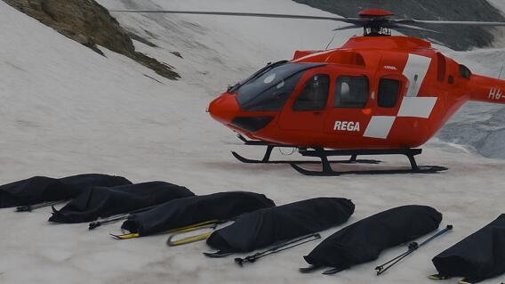 Hallan los Cuerpos de Cinco Esquiadores en un Glaciar de los Alpes Suizos tras Posible Avalancha Hallan los Cuerpos de Cinco Esquiadores en un Glaciar de los Alpes Suizos tras Posible Avalancha