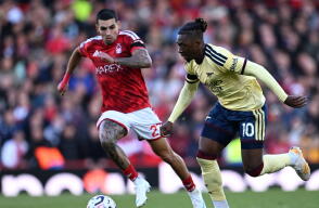 Daniel Muñoz en Nottingham Forest vs. Arsenal, en juego por la Premier League. 