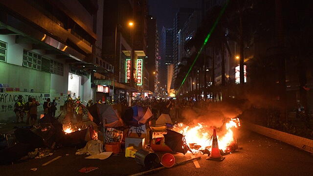 Celebración china desata nueva jornada de disturbios en Hong Kong