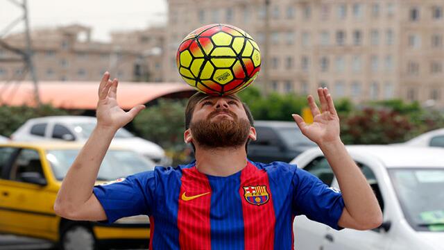 ¡Como toda una estrella! Así se pasea el doble iraní de Messi por Rusia