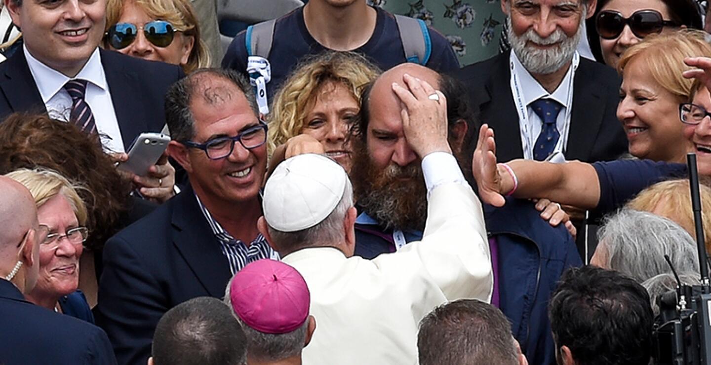"Se considera que una persona enferma o discapacitada no puede ser feliz, porque es incapaz de realizar el estilo de vida impuesto por la cultura del placer y de la diversión", denunció Jorge Bergoglio.