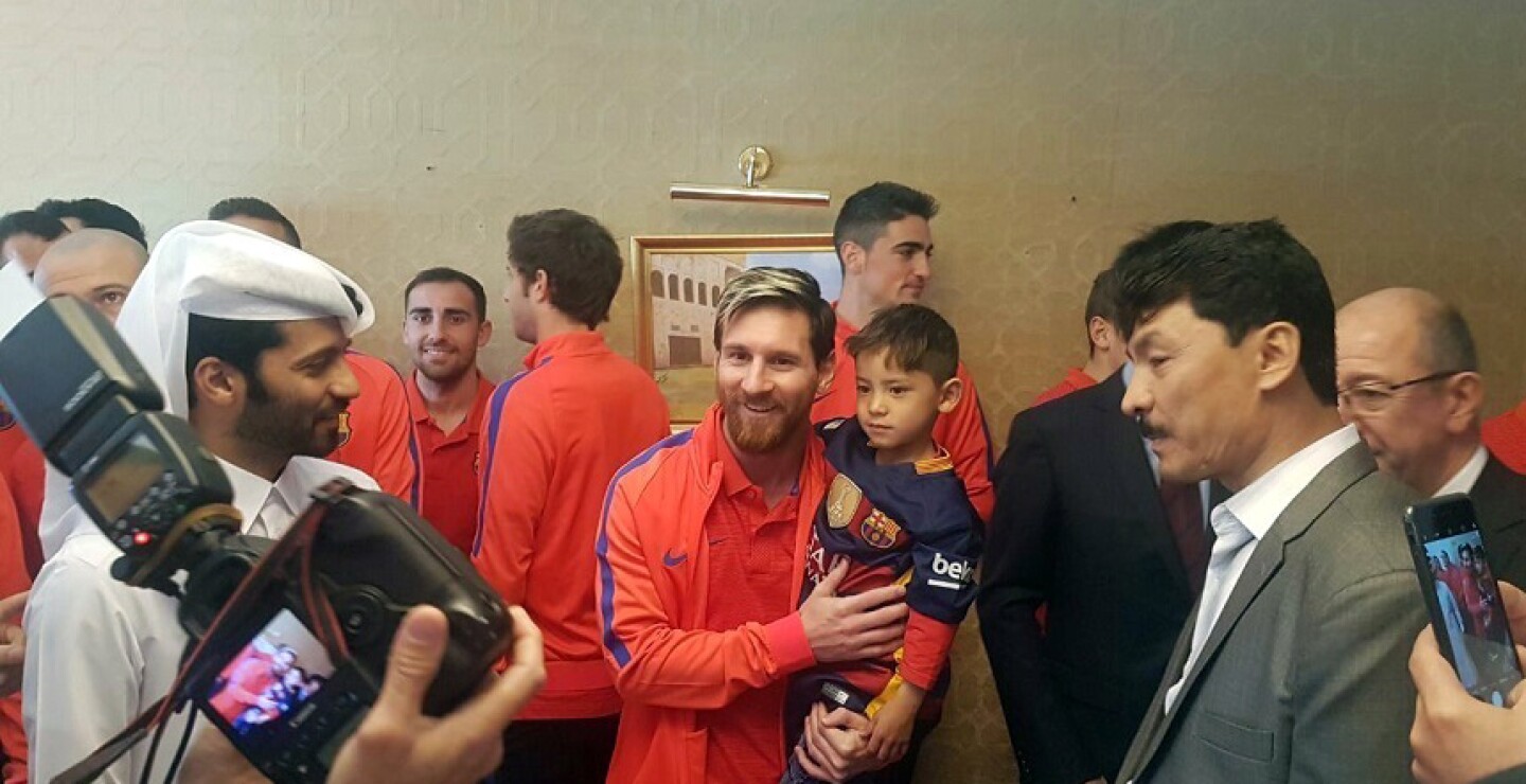 El niño afgano que se convertiría en una sensación en Internet después de que sus fotos con una improvisada camiseta del astro argentino del FC Barcelona Lionel Messi se volvieran virales, cumplió este martes su sueño de conocer personalmente al futbol